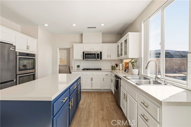 Detail Gallery Image 13 of 59 For 26451 Puffin Pl, Canyon Country,  CA 91387 - 4 Beds | 3 Baths