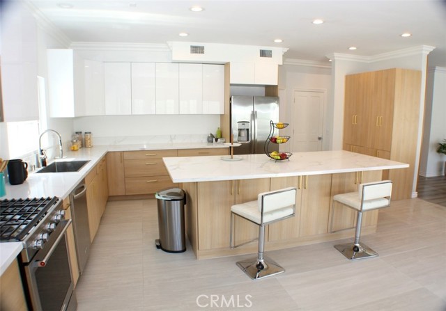 Detail Gallery Image 7 of 26 For 5514 Sylvia Ave, Tarzana,  CA 91356 - 5 Beds | 5 Baths