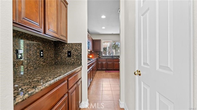 Image 14 of 65 For 13726 Kiwi Avenue