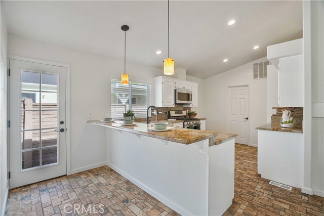 Detail Gallery Image 14 of 38 For 27903 Vista View Dr, Canyon Country,  CA 91351 - 3 Beds | 2 Baths