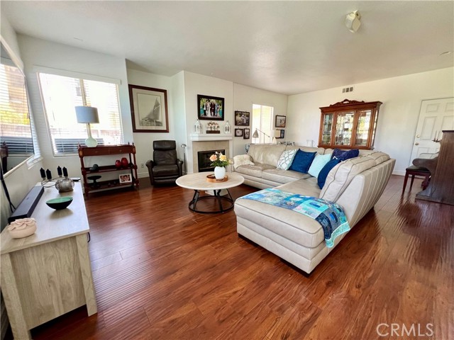 Detail Gallery Image 5 of 18 For 1559 Carleton Ct, Corona,  CA 92881 - 4 Beds | 2/1 Baths