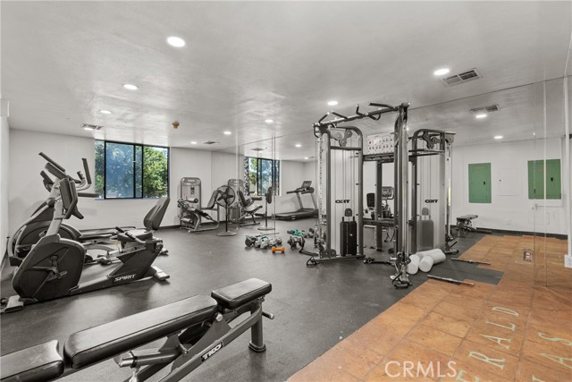 555 Maine Avenue, Long Beach CA: https://media.crmls.org/medias/118e0fa6-dfd4-4cb1-8c4f-5f28e33af5ea.jpg