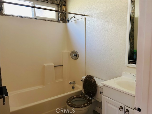 Detail Gallery Image 10 of 11 For 16086 Grand Ave, Lake Elsinore,  CA 92530 - 2 Beds | 2 Baths