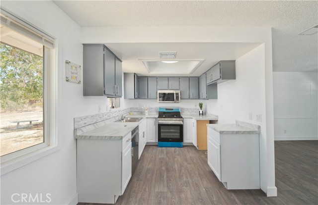 Detail Gallery Image 5 of 37 For 16104 Stagecoach Ave, Palmdale,  CA 93591 - 3 Beds | 2 Baths