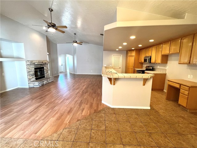 Detail Gallery Image 6 of 26 For 12975 Briarcliff Dr, Victorville,  CA 92395 - 3 Beds | 2 Baths