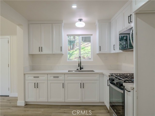 Detail Gallery Image 5 of 27 For 660 Acacia, Crestline,  CA 92325 - 2 Beds | 1 Baths