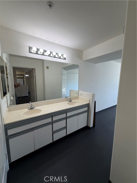 Detail Gallery Image 3 of 11 For 15455 Sherman Way #11,  Van Nuys,  CA 91406 - 2 Beds | 2 Baths