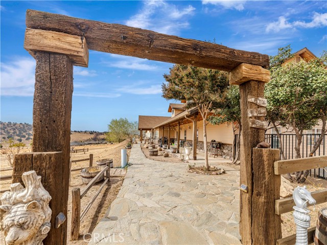 Detail Gallery Image 4 of 66 For 23237 Johnson Ct, Tehachapi,  CA 93561 - 4 Beds | 5 Baths