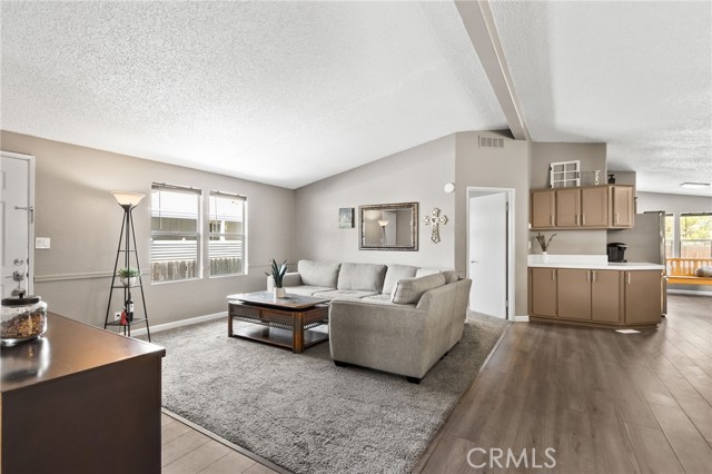 Detail Gallery Image 9 of 58 For 4901 Green River #303,  Corona,  CA 92880 - 3 Beds | 2 Baths