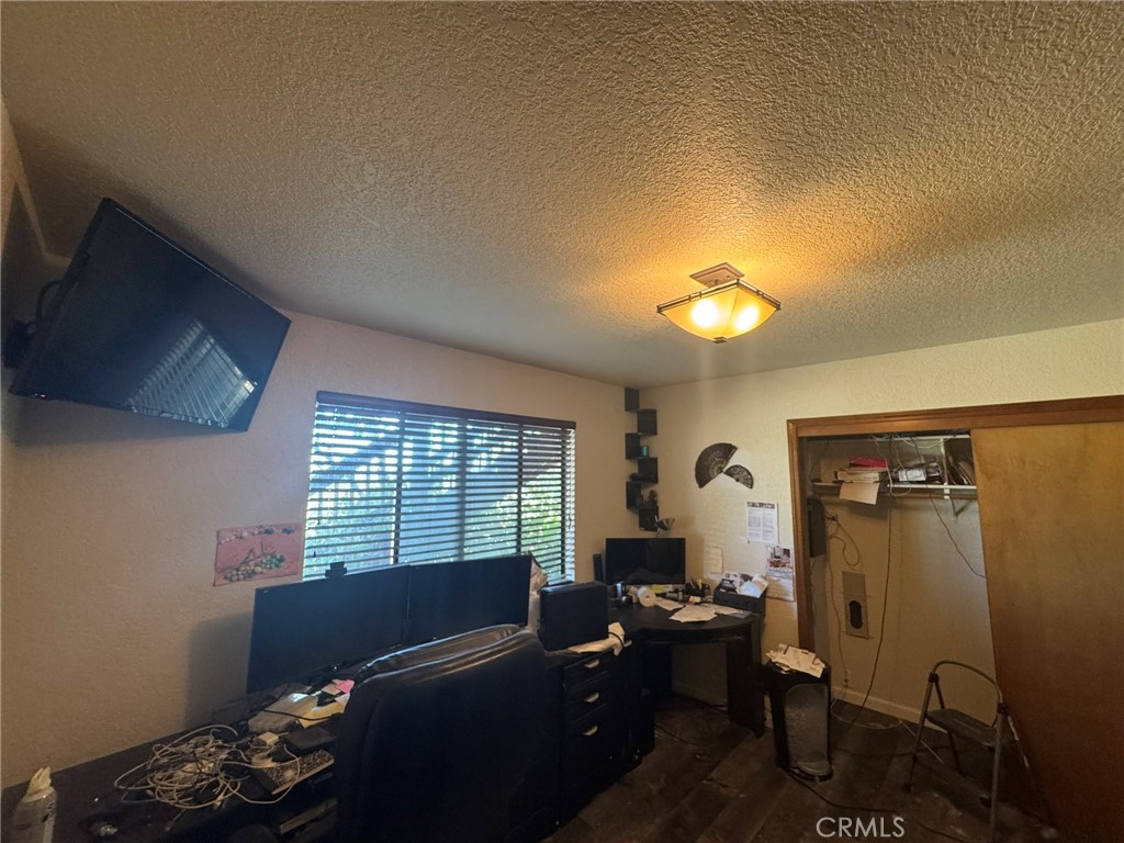 https://media.crmls.org/medias/11a04b84-58a7-4d4f-9899-73619f49b49b.jpg?preset=X-Large