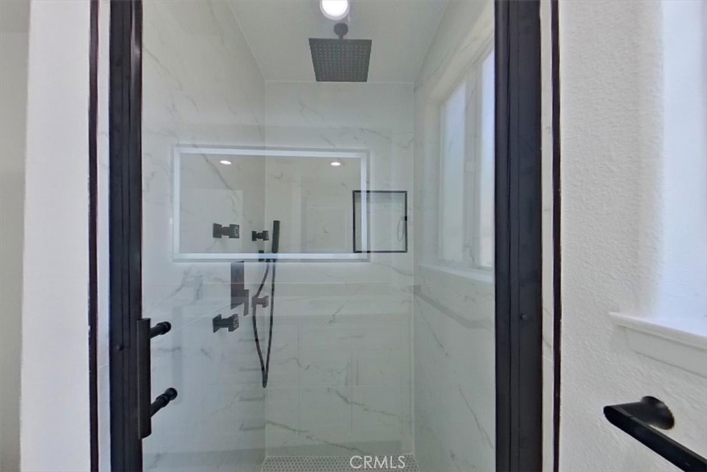 https://media.crmls.org/medias/11a08915-4006-41e2-9d99-fe087efbe629.jpg?preset=X-Large