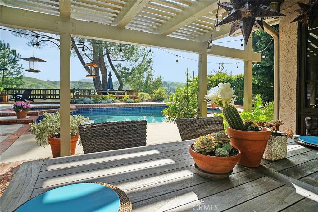https://media.crmls.org/medias/11a160be-0efc-4642-afb3-ccaa1488d602.jpg?preset=X-Large