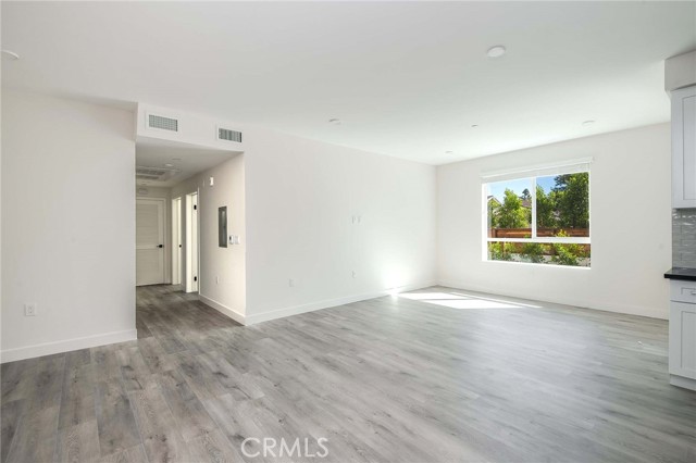 Detail Gallery Image 1 of 22 For 6120 Woodman Ave #102,  Van Nuys,  CA 91401 - 3 Beds | 2 Baths