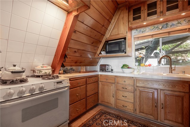 24032 Skyland Drive, Crestline CA: https://media.crmls.org/medias/11ab5b80-a1ed-4d8b-bb86-fbbd7840ce24.jpg