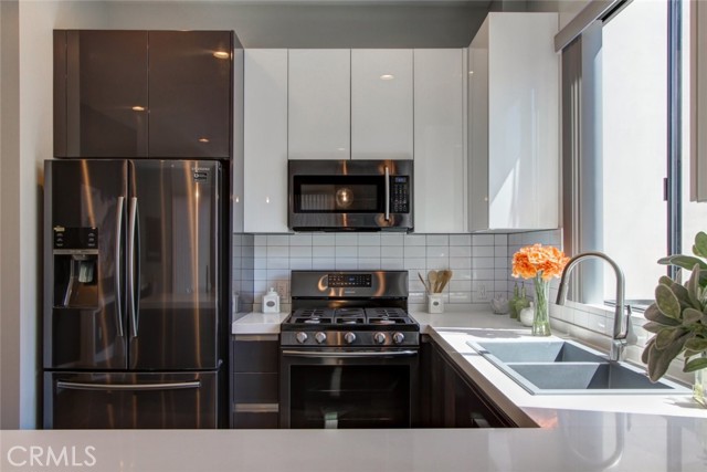 Detail Gallery Image 3 of 27 For 330 Salem #201,  Glendale,  CA 91203 - 3 Beds | 2/1 Baths