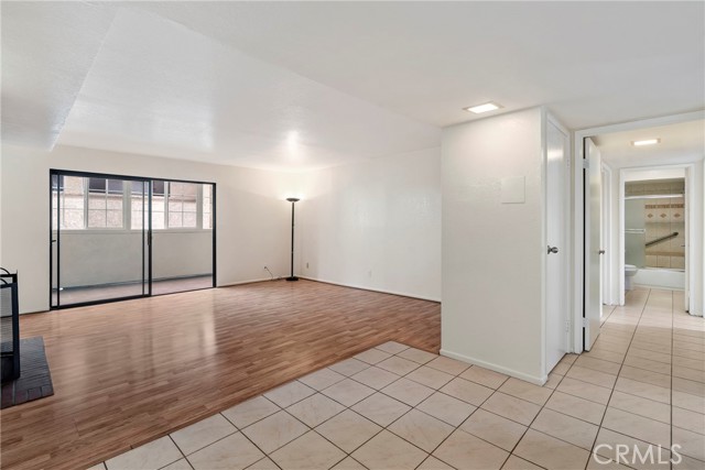 Detail Gallery Image 3 of 27 For 7625 Reseda Bld #104,  Reseda,  CA 91335 - 3 Beds | 2 Baths