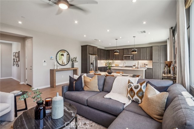 Detail Gallery Image 3 of 32 For 6346 Moonfire Ln, Fontana,  CA 92336 - 4 Beds | 2/1 Baths