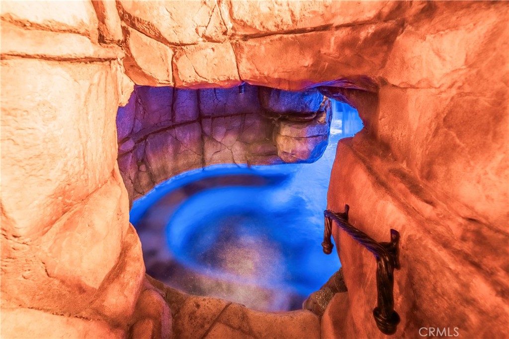 https://media.crmls.org/medias/11b5d2a2-485f-45e1-964c-7db293ca9fa0.jpg?preset=X-Large