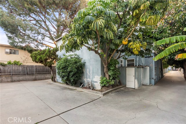 1608 Grismer Avenue, Burbank CA: https://media.crmls.org/medias/11b8bb9b-0f44-4ffb-8447-874e039926a4.jpg