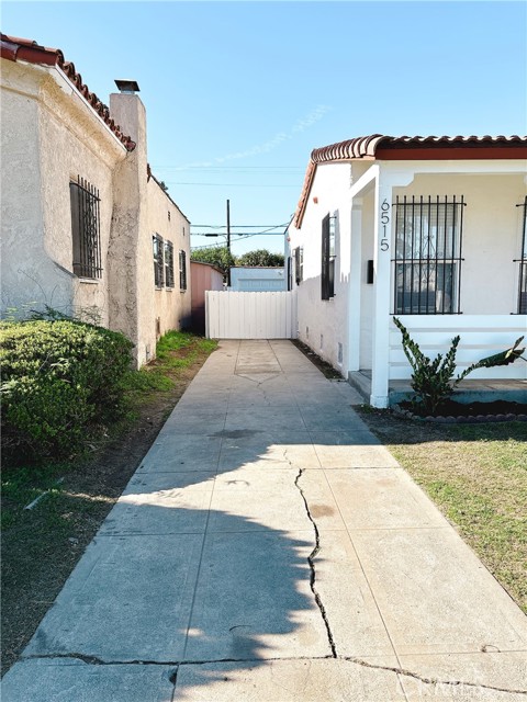 Detail Gallery Image 3 of 29 For 6515 Cimarron, Los Angeles,  CA 90047 - 3 Beds | 2 Baths