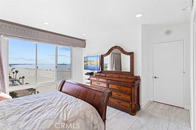 850 E Ocean Boulevard, Long Beach CA: https://media.crmls.org/medias/11bc1143-d2ce-4d1f-87fd-d9368c5c6701.jpg