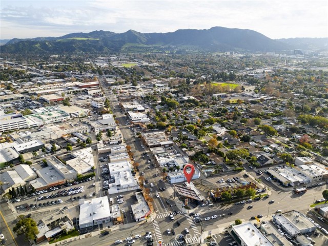 341 N Victory Boulevard, Burbank CA: https://media.crmls.org/medias/11bcbed5-5c75-4e5e-88df-4312ab827c82.jpg
