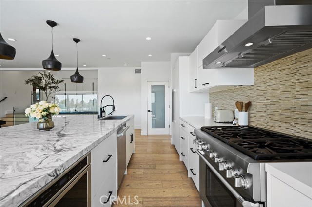 Detail Gallery Image 7 of 25 For 1812 Navy, Santa Monica,  CA 90405 - 5 Beds | 3 Baths