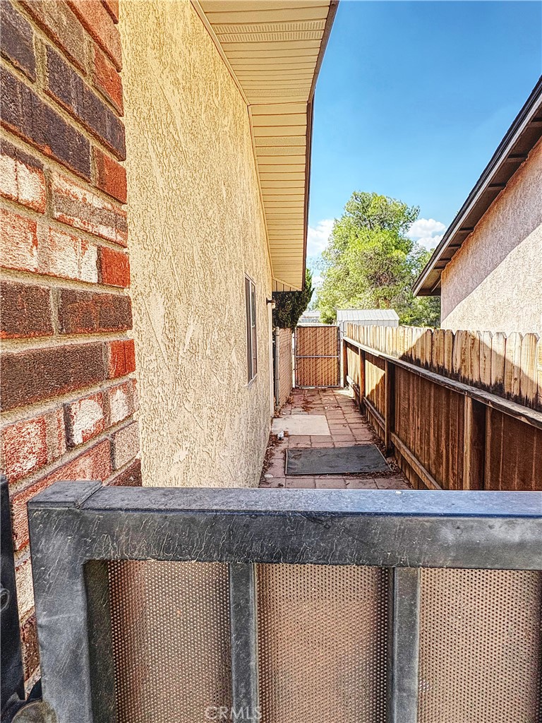 https://media.crmls.org/medias/11be558c-f25f-438d-a2d5-01eff141ec8f.jpg?preset=X-Large