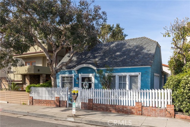 2227 Hermosa Avenue, Hermosa Beach, California 90254, 3 Bedrooms Bedrooms, ,2 BathroomsBathrooms,Residential,Sold,Hermosa,SB22057296