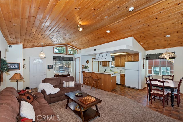 Detail Gallery Image 8 of 44 For 1048 Brookside, Fawnskin,  CA 92333 - 4 Beds | 2/1 Baths