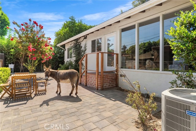 1321 W Morningside Drive, Burbank CA: https://media.crmls.org/medias/11c3edd4-e8b0-47de-8951-e06beca19e0a.jpg