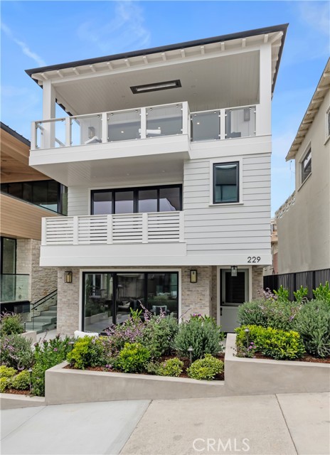 Detail Gallery Image 4 of 57 For 229 25th St, Manhattan Beach,  CA 90266 - 5 Beds | 5/2 Baths