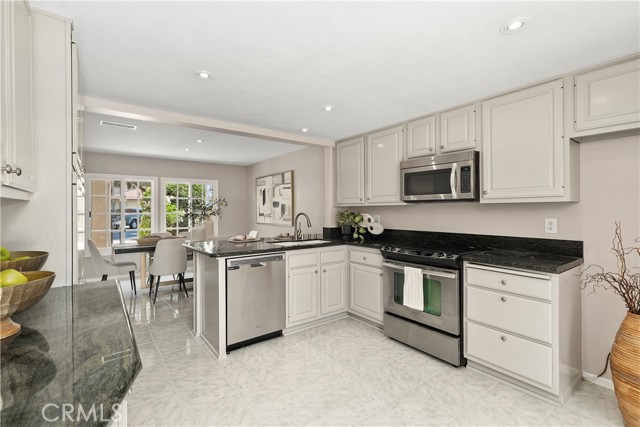 Detail Gallery Image 9 of 36 For 8405 Sweetwater Cir, Huntington Beach,  CA 92646 - 4 Beds | 3 Baths