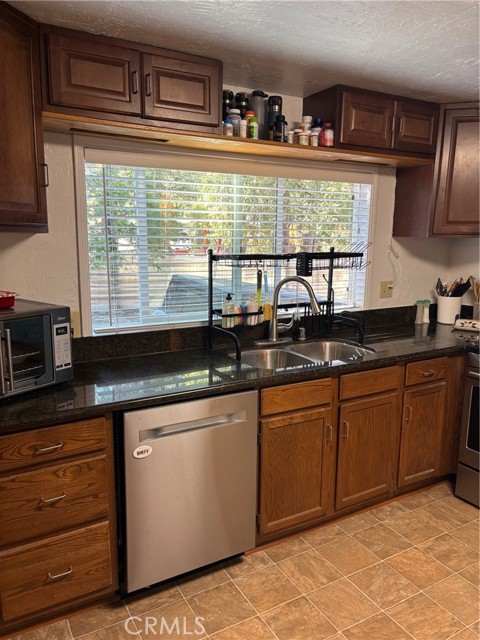 Detail Gallery Image 8 of 19 For 2667 Hunsaker, Running Springs,  CA 92382 - 4 Beds | 2 Baths