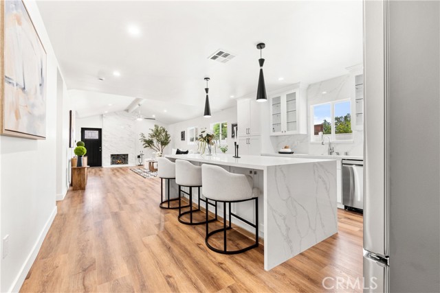 215 E Sierra Madre Avenue, Azusa CA: https://media.crmls.org/medias/11ca9d26-707c-4957-a293-f2c4cc7738e0.jpg