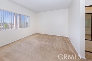 https://media.crmls.org/medias/11caf6d6-9888-486c-80b0-f81d51e60c80.jpg?preset=X-Large