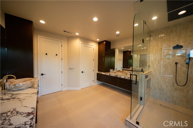 Detail Gallery Image 56 of 74 For 17437 Oak Creek Ct, Encino,  CA 91316 - 5 Beds | 5/1 Baths