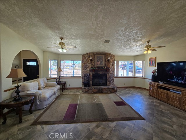 7050 Ivanpah Avenue, 29 Palms CA: https://media.crmls.org/medias/11d3fa93-e800-423e-aebc-34d375eb4db1.jpg