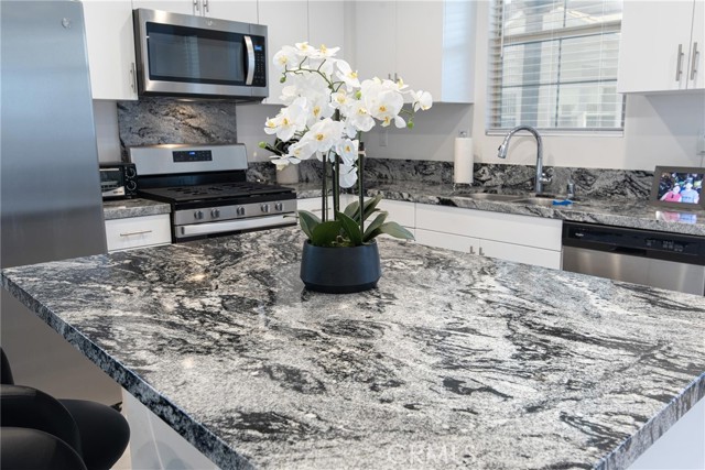 Detail Gallery Image 6 of 36 For 8474 Explorer, Chino,  CA 91708 - 2 Beds | 2/1 Baths