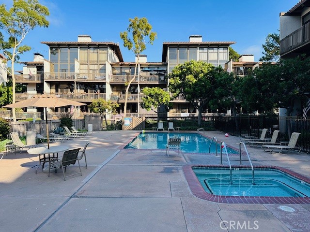 Detail Gallery Image 29 of 31 For 6229 Nw Marina Pacifica Dr, Long Beach,  CA 90803 - 2 Beds | 2/1 Baths