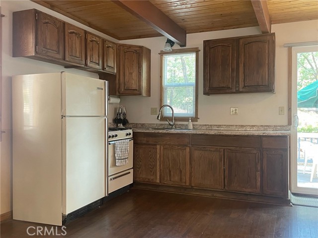 Detail Gallery Image 6 of 13 For 33133 Ridge Rd, Arrowbear,  CA 92382 - 2 Beds | 1 Baths