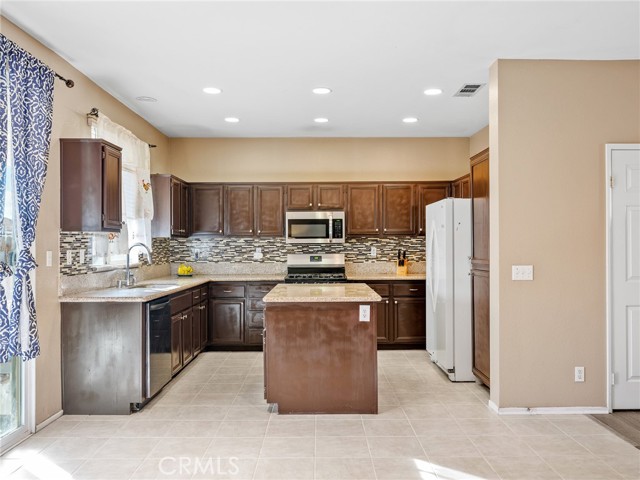 Detail Gallery Image 10 of 35 For 15647 Choctaw Ct, Victorville,  CA 92395 - 3 Beds | 2/1 Baths