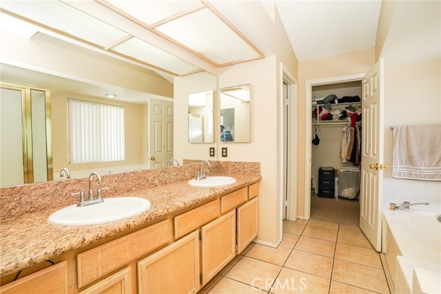 Detail Gallery Image 13 of 21 For 1545 Date Palm Dr, Palmdale,  CA 93551 - 4 Beds | 3 Baths