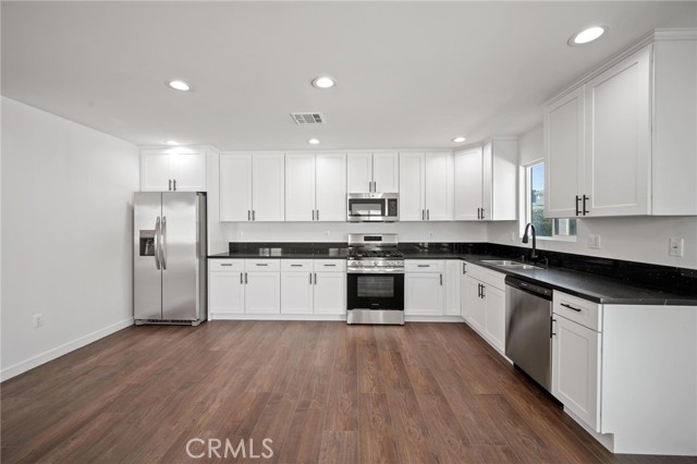 Detail Gallery Image 5 of 42 For 7445 Balcom Ave, Reseda,  CA 91335 - 4 Beds | 2 Baths