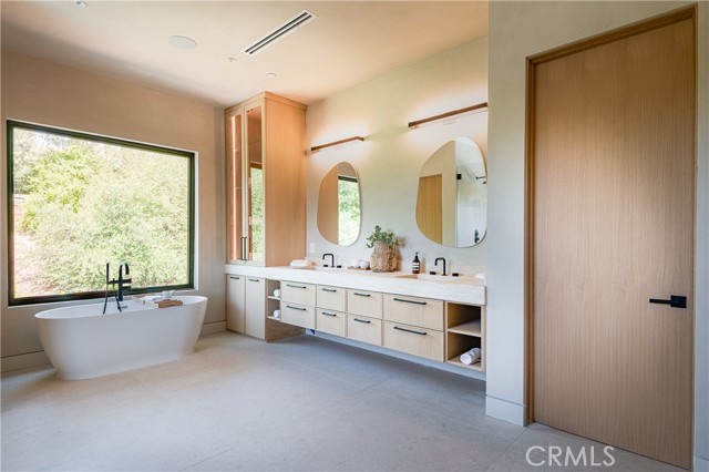 Detail Gallery Image 46 of 71 For 20441 Robert Pl, Woodland Hills,  CA 91364 - 5 Beds | 6/1 Baths