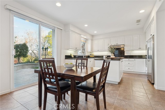 Detail Gallery Image 10 of 40 For 26812 Peppertree Dr, Valencia,  CA 91381 - 5 Beds | 3 Baths