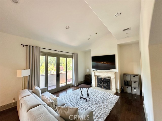 Detail Gallery Image 2 of 31 For 108 S El Molino Ave #302,  Pasadena,  CA 91101 - 3 Beds | 2/1 Baths