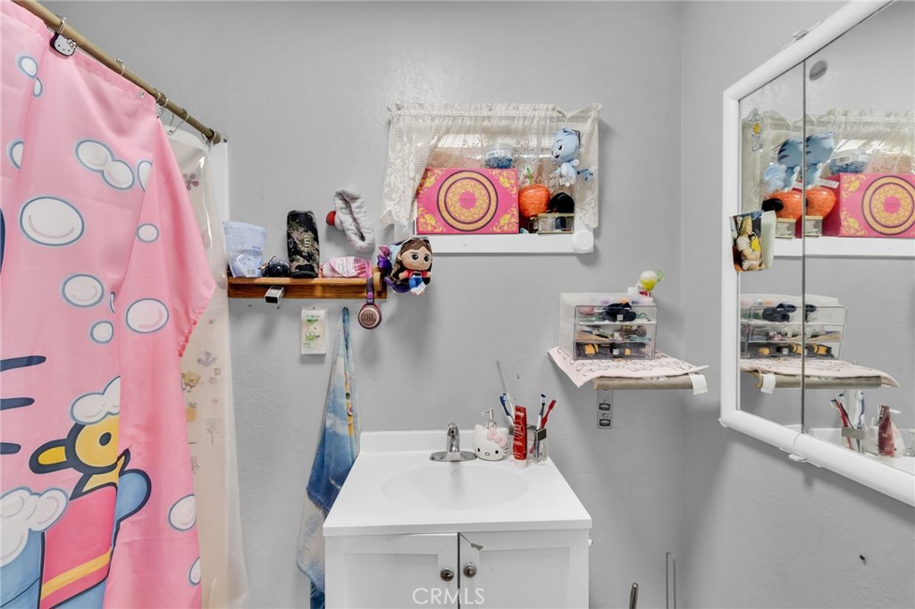 https://media.crmls.org/medias/11e90e14-cf8b-487c-b428-6f02adacd3bb.jpg?preset=X-Large