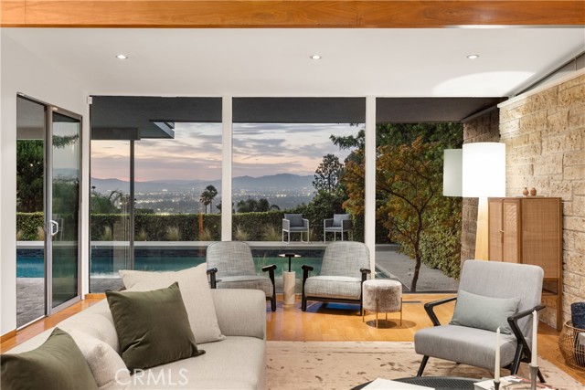 Detail Gallery Image 4 of 42 For 3511 Stonehill Pl, Sherman Oaks,  CA 91423 - 5 Beds | 3 Baths