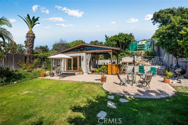 Studio guest house for tv, office, movie, music room, and a overhang structure over the bar perfect for entertaining.